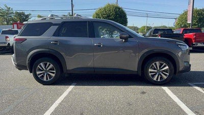 2023 Nissan Pathfinder SL