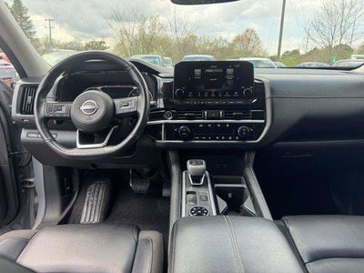 2022 Nissan Pathfinder SL